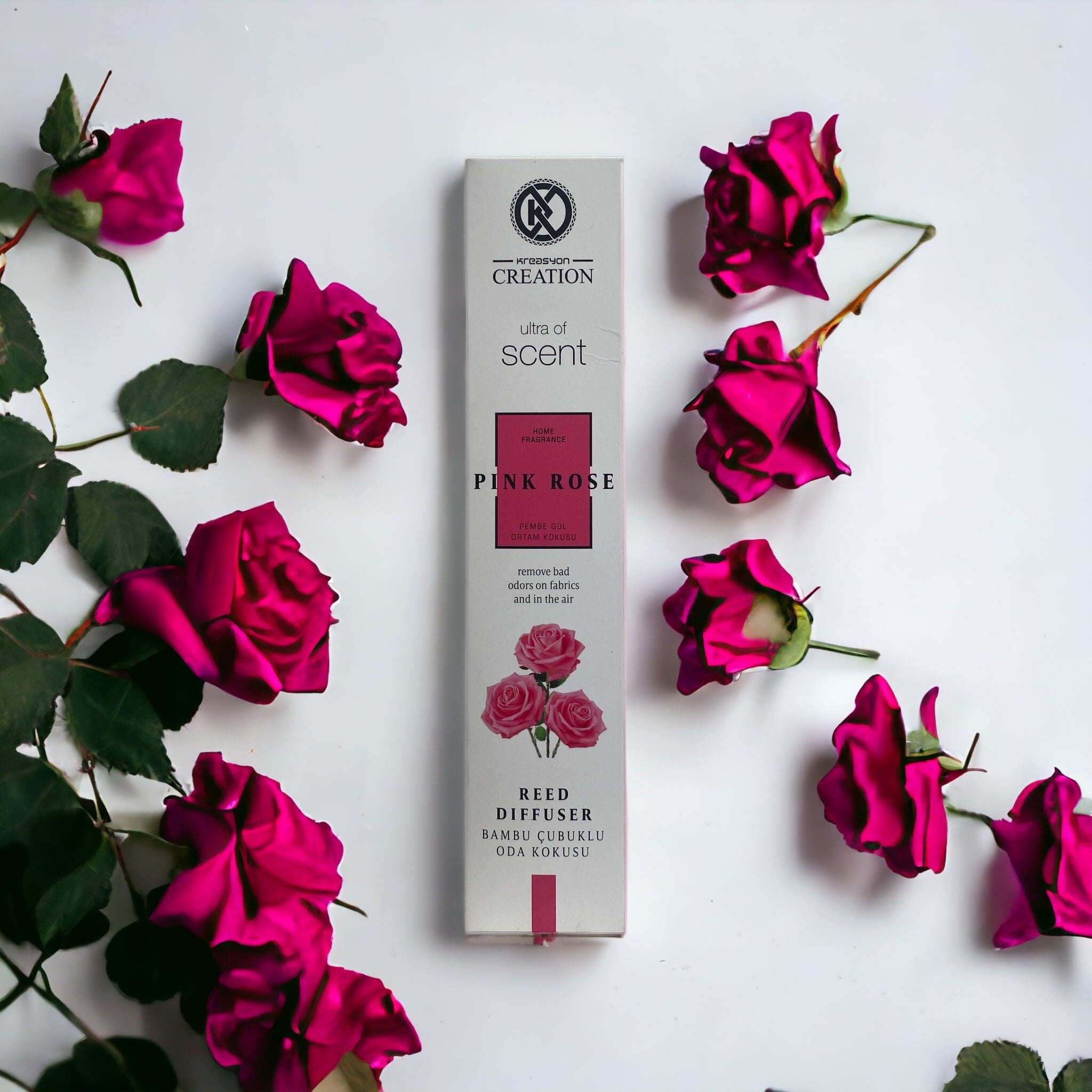 Rote Rose mit zartrosa Blüten, Duftzwillinge von Duftparadies, Flasche mit 40% Duftöl, Nahaufnahme der Blüten.